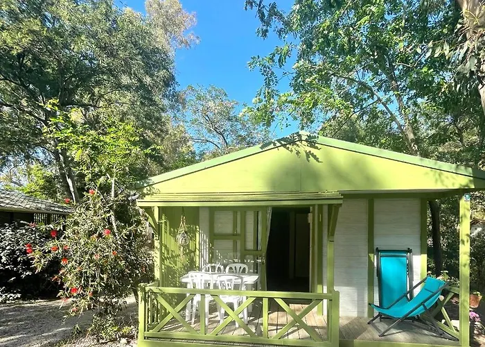 La Cle Des Champs Camping 2*